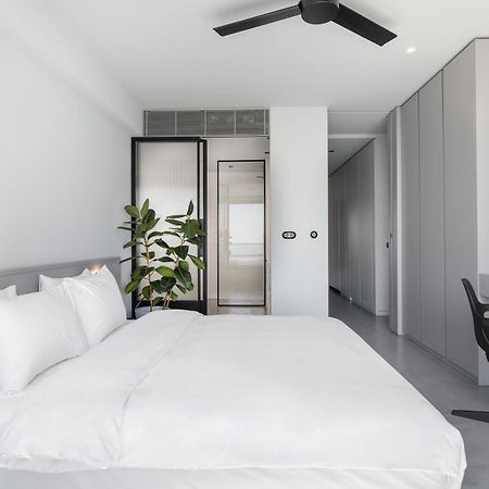 Nero Luxury Suites By Zennova Thessaloniki Exterior photo