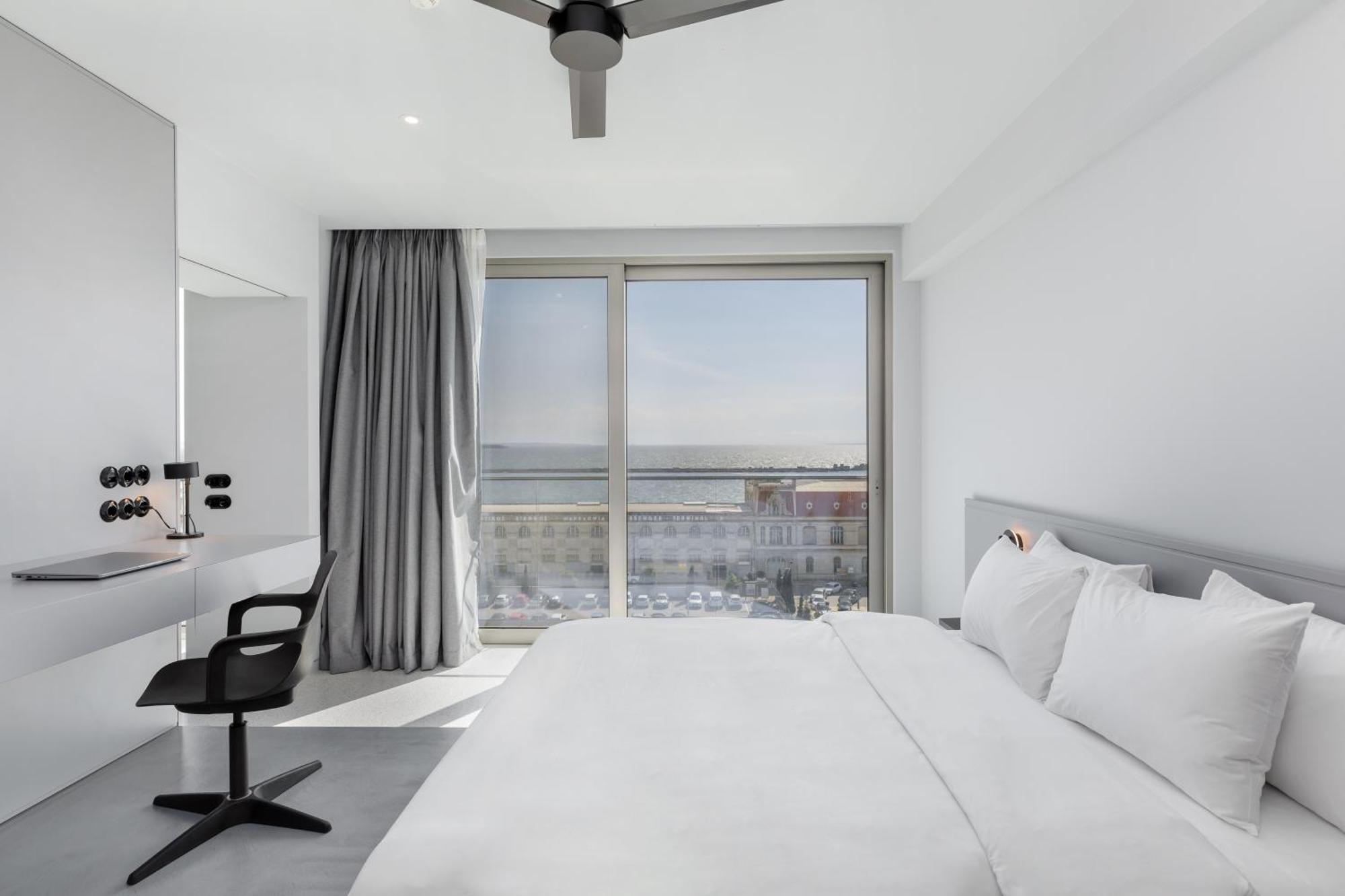 Nero Luxury Suites By Zennova Thessaloniki Exterior photo