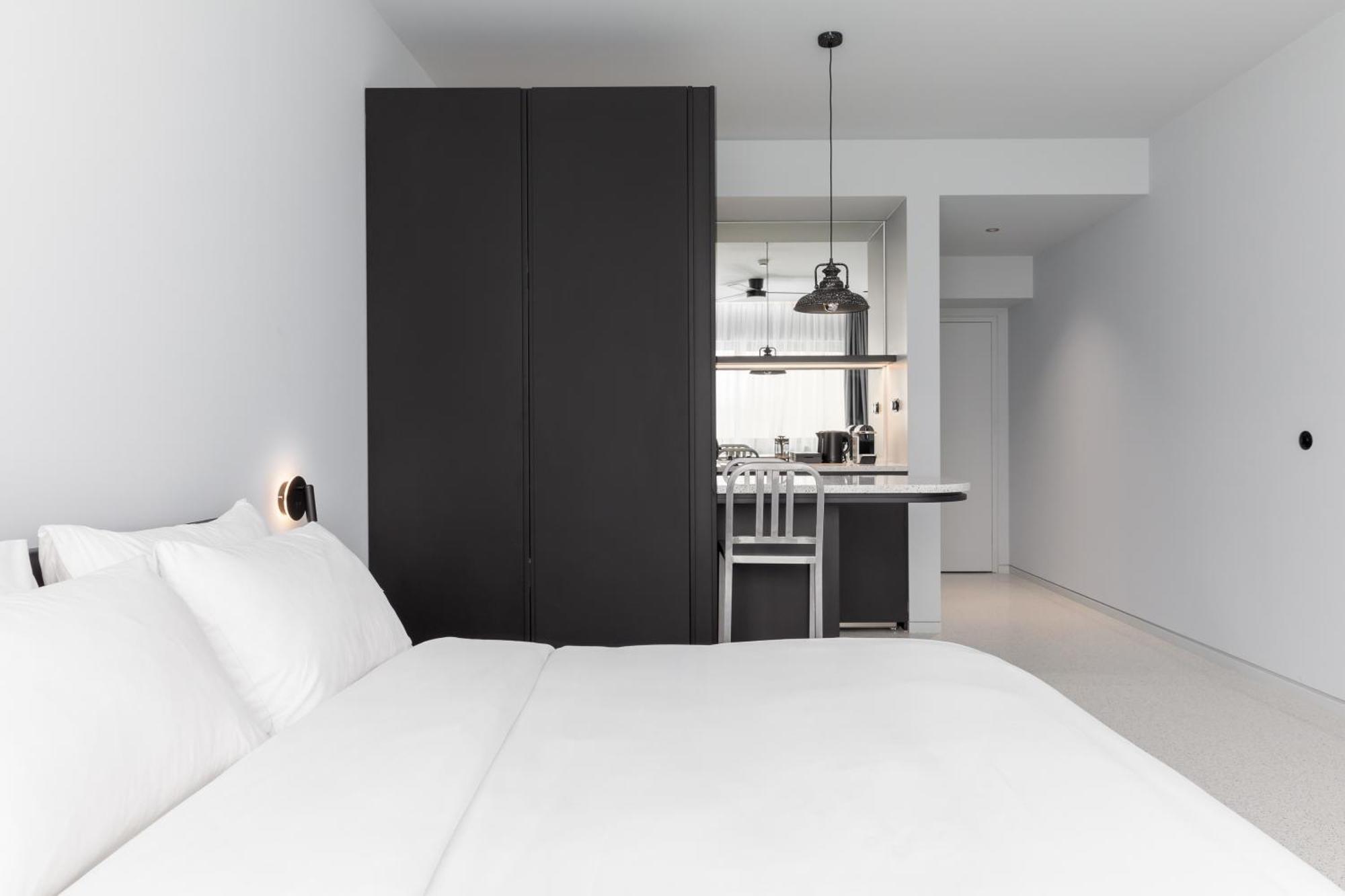 Nero Luxury Suites By Zennova Thessaloniki Exterior photo